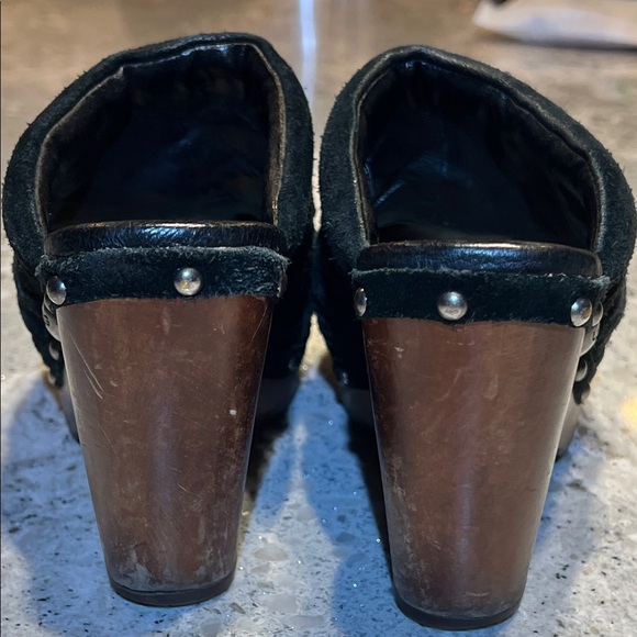 UGG Women's Textured Black Mules Size 6 - Picture 6 of 9